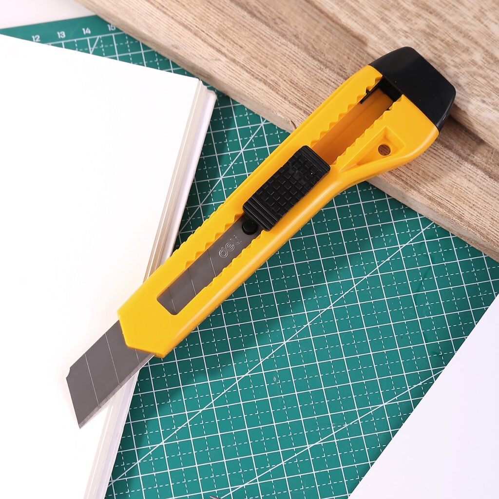 E2061- (6) ديلي مشرط بلاستيك عريض بقفل - 155×33×21 مم - نصلة 8 رأس - أصفر - E2061