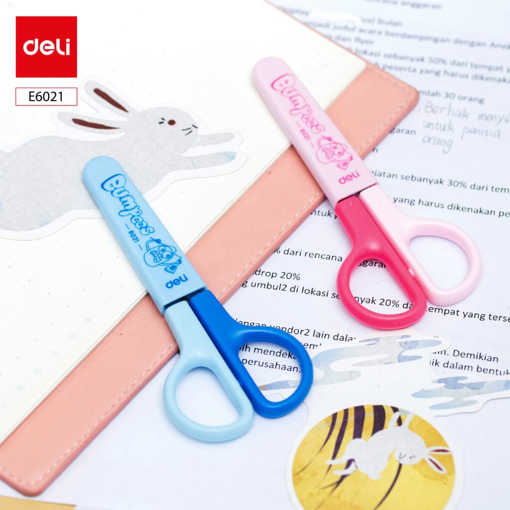 ديلي مقص معدن مدرسي للأطفال - غطاء حماية - 11.5 سم - ألوان مختلفة E6021