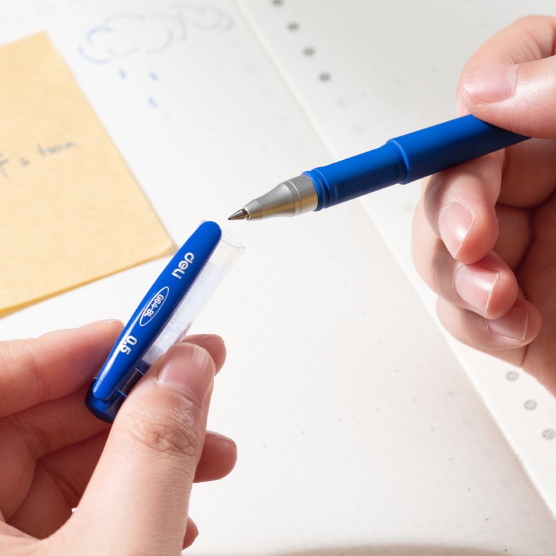 ديلي قلم حبر جل - بدن غامق مطاط - 0.5 mm - أزرق EG64-BL