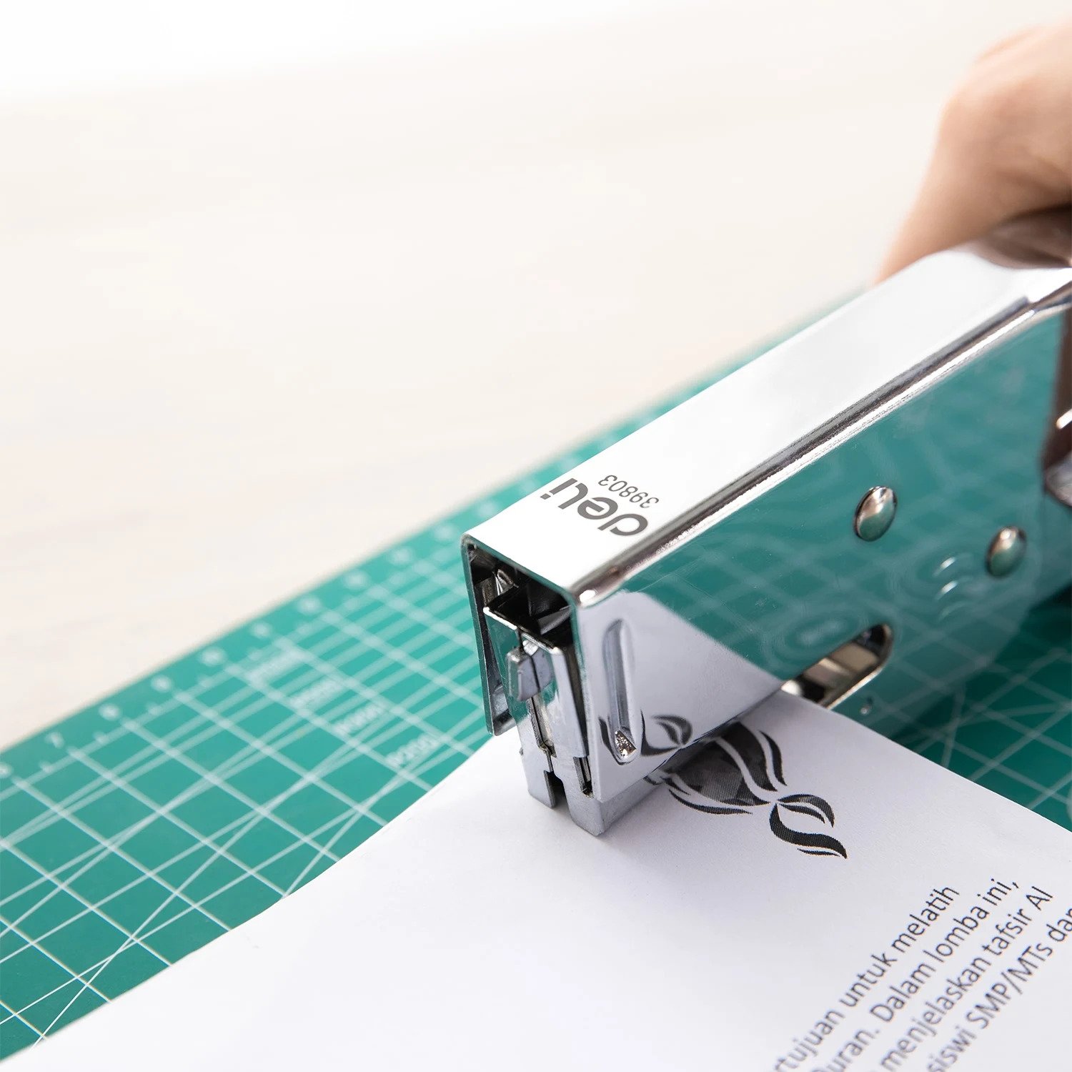 ديلي خرازة كماشة معدن - قياس 24/6 & 26/6 - سعة 30 ورقة - فضي - E39803