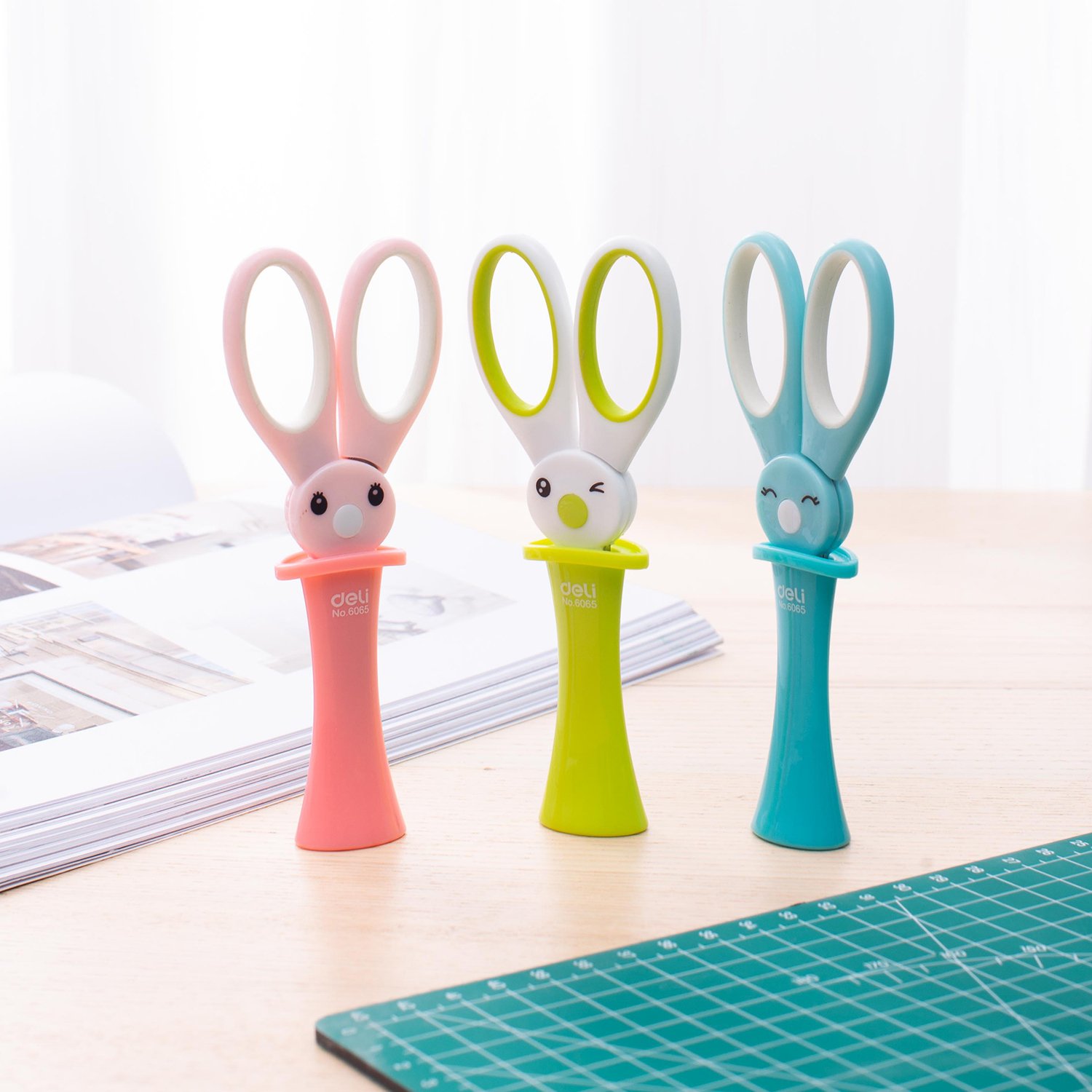 E6065 j (1) ديلي مقص معدن للأطفال مدرسي - غطاء حماية - 13.7 سم - رسوم وألوان مختلفة E6065