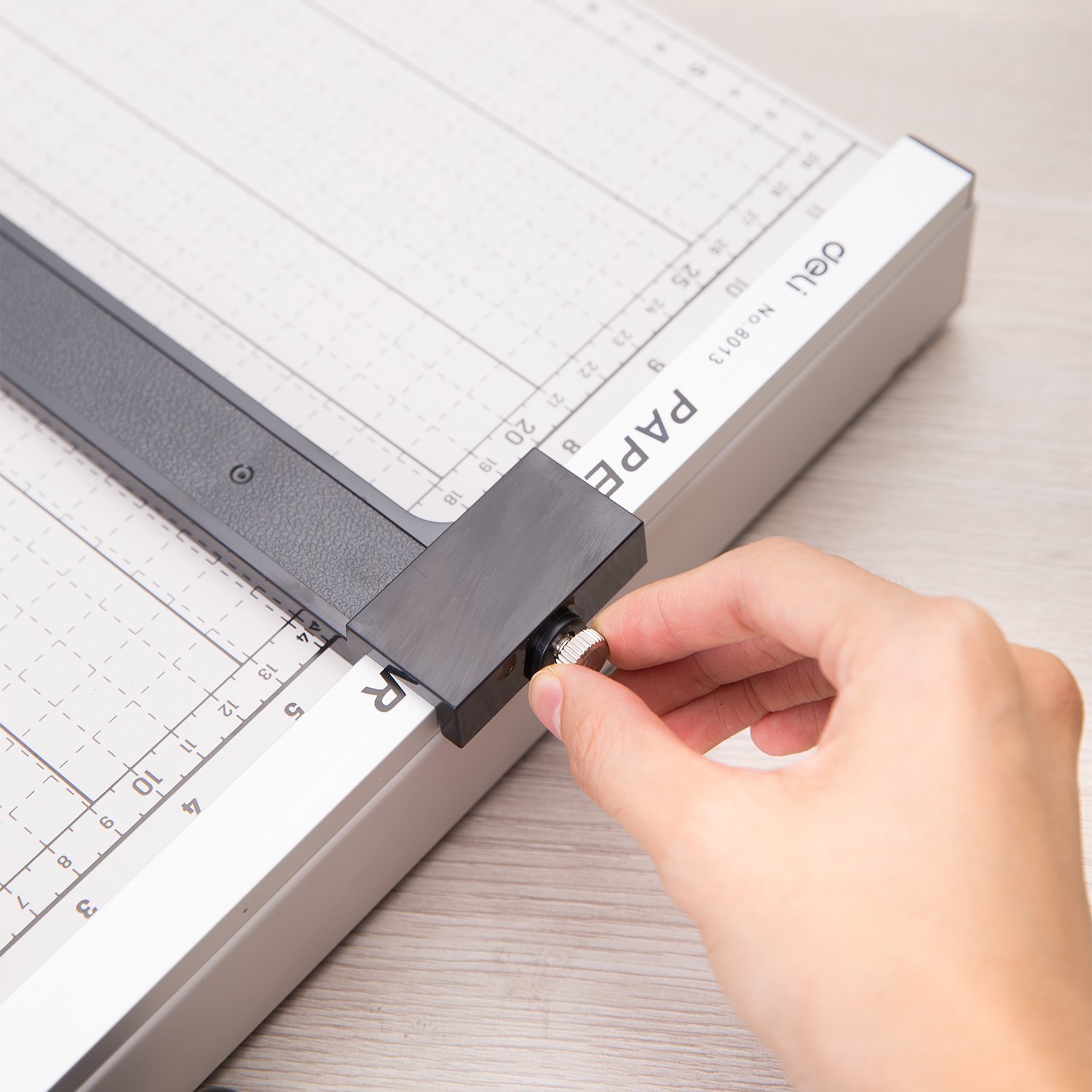 ديلي مقطع ورق سكين معدن - طبلية قياس B3 - مقبض وقفل حماية - أبيض - E8013