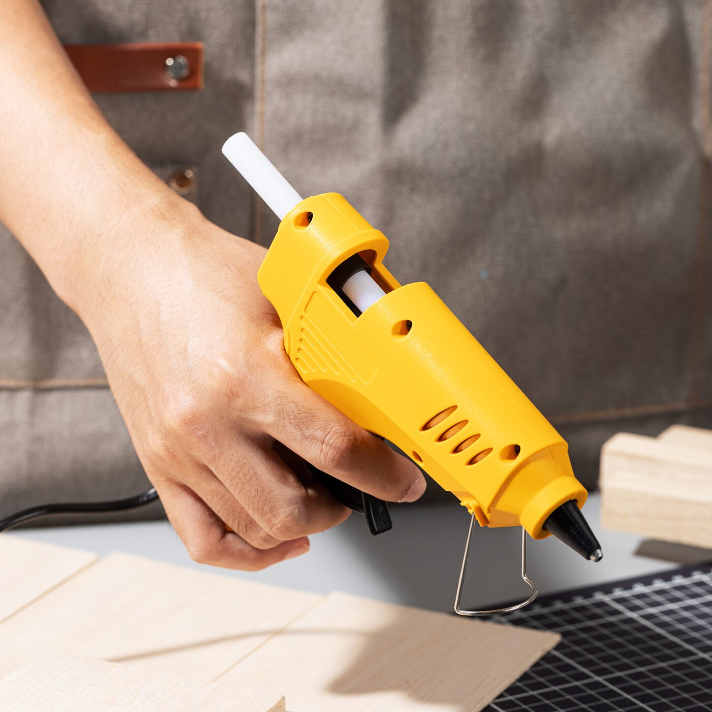 EA50161 (7) ديلي فرد صمغ لاصق - 60W - 220V أنفيرتر - مع قاعدة - أصفر EA50161