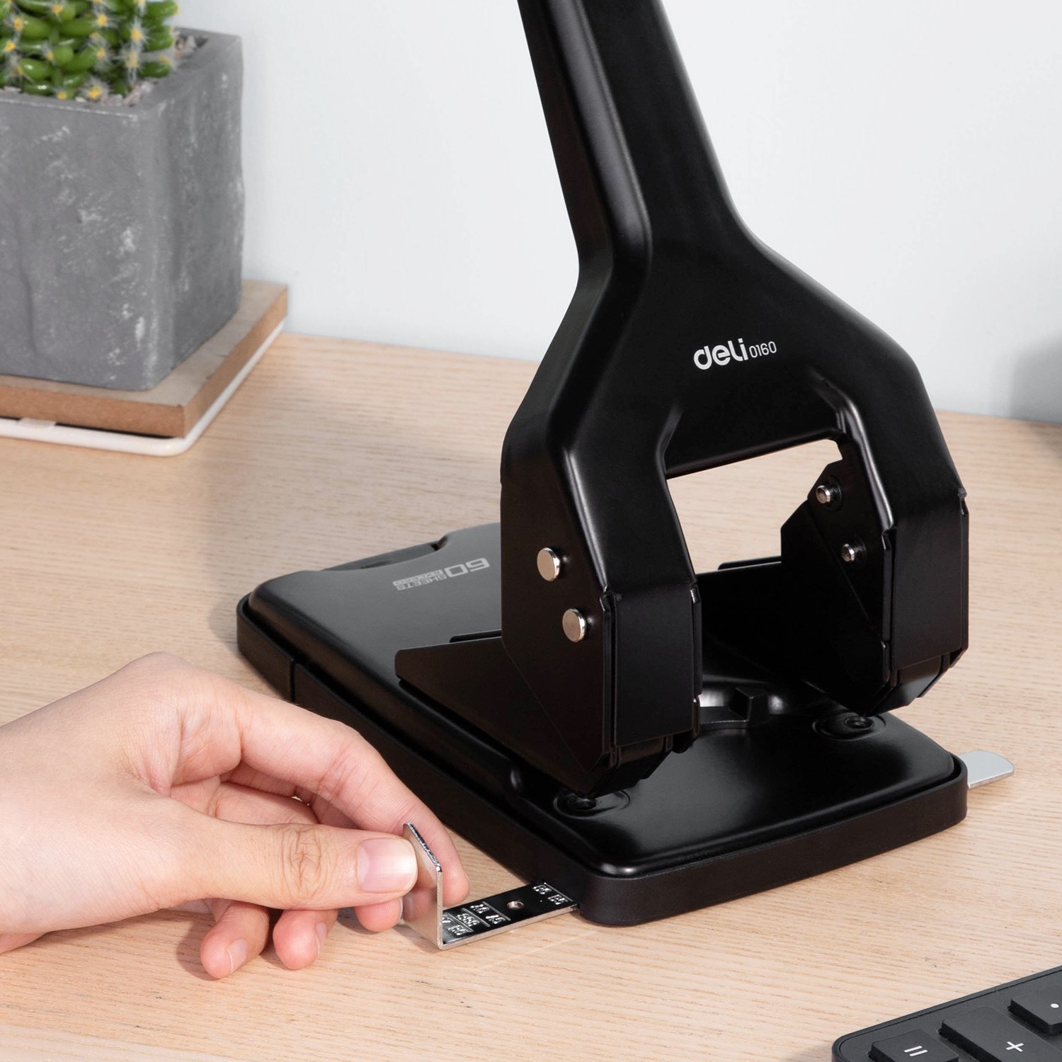 E0160 (3) ديلي ثقابة ورق - بإستطاعة 60 صفحة - قطر الثقب 8مم - أسود - E0160