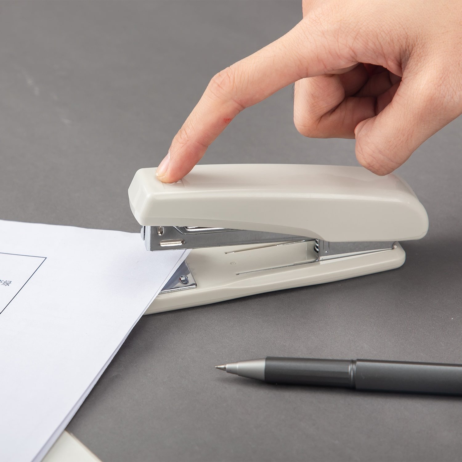 E0306 (4) ديلي خرازة مكتبية - قياس 24/6 & 26/6 - سعة 25 ورقة - أبيض،أسود،أزرق - E0306