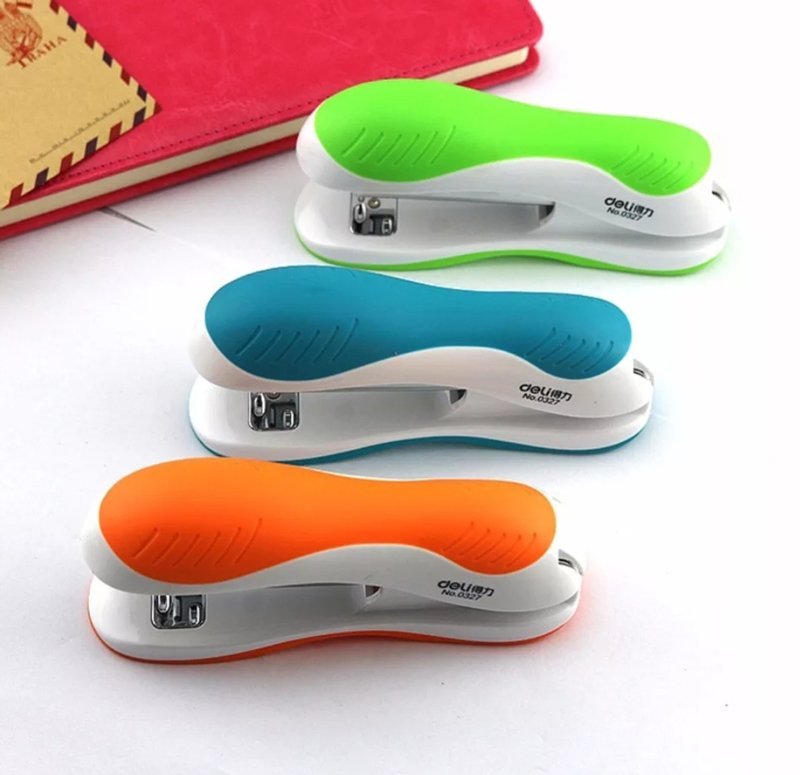 خرازة مكتبية - قياس 24/6 & 26/6 - سعة 25 ورقة - على كرت مع نزاعة وعلبة شريط خرز - بدن أبيض (أزرق/ برتقالي / أخضر) - E0357