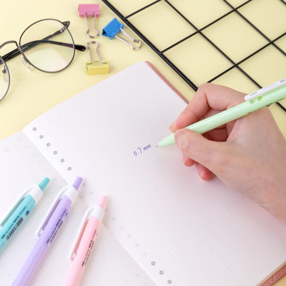 ديلي قلم حبر جاف كباس _ 0.7 مم _ بدن أبيض علاقة ألوان _أزرق _ EQ03236