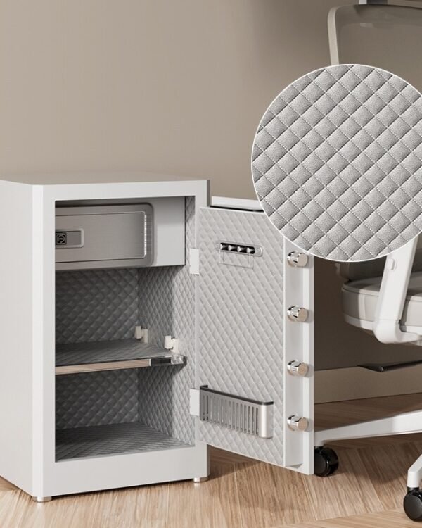 ديلي خزنة معدنية - حماية (أرقام + مفتاح+بصمة) - 27.5 كغ - 60*38*36 سم - أبيض - AE131