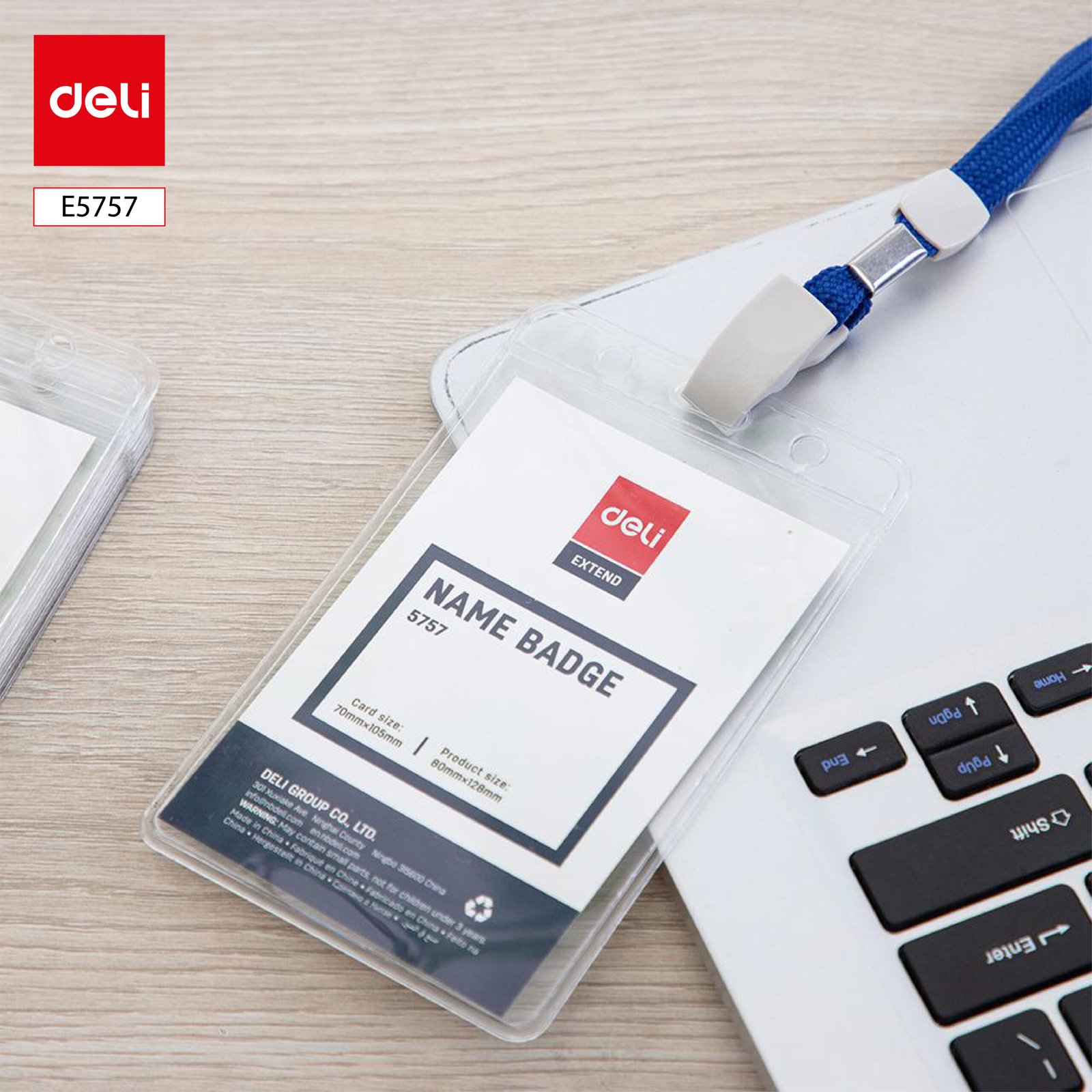 ديلي بطاقة اسمية طولية B2 - مع حبل تعليق أزرق - قياس البطاقة 90*54 مم - E5757