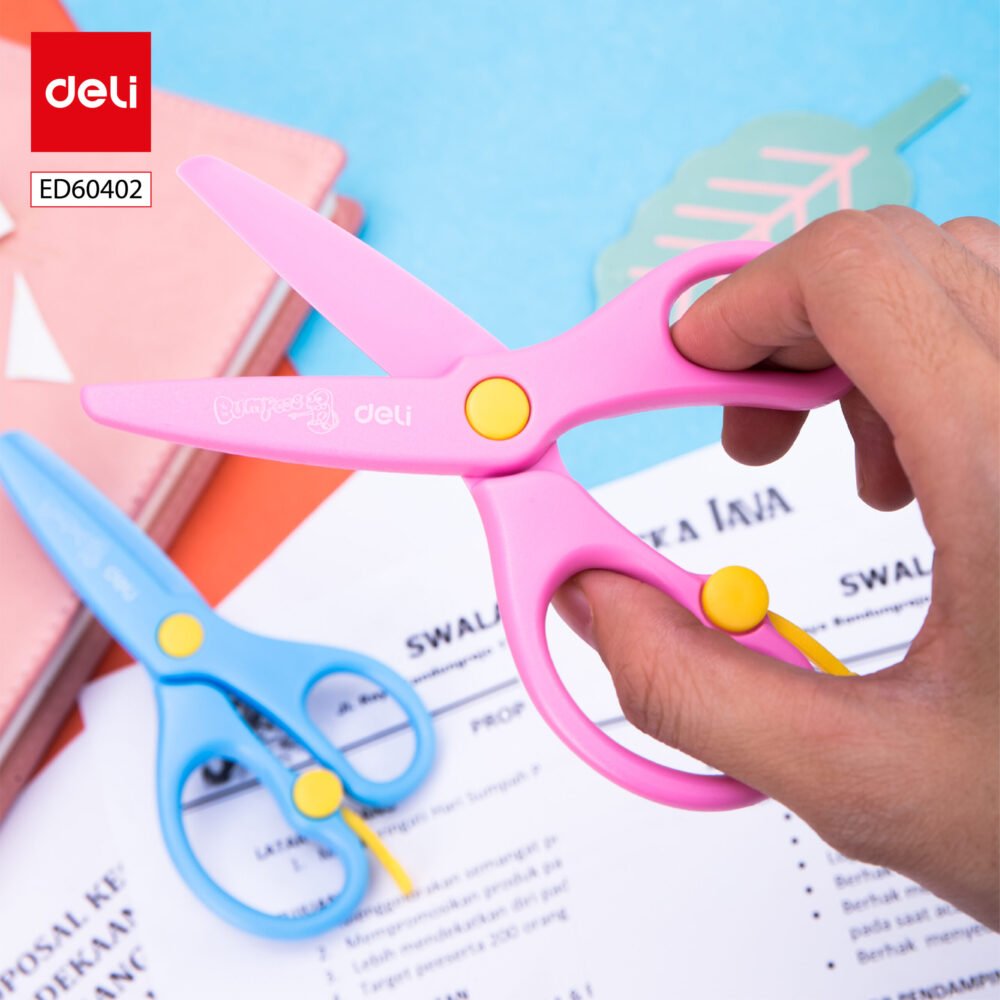 ديلي مقص بلاستيك مدرسي للأطفال - 130 سم - ألوان مختلفة ED60402